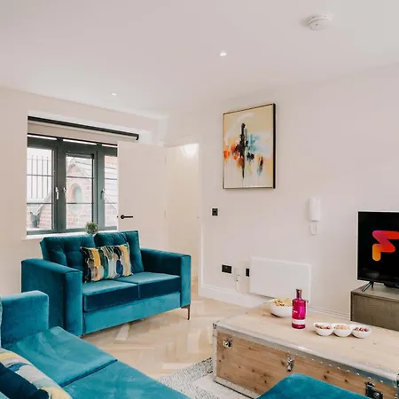 Duplex Stylish Balcony Parking Pad Wifi Families Contractors * Birmingham