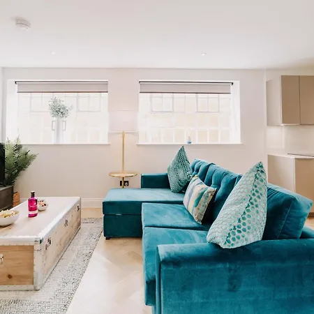 Apartment Duplex Stylish Balcony Parking Pad Wifi Families Contractors Birmingham