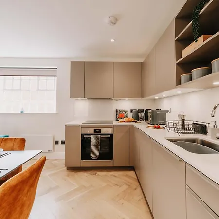 Apartment Duplex Stylish Balcony Parking Pad Wifi Families Contractors Birmingham