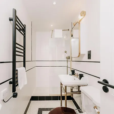 Duplex Stylish Balcony Parking Pad Wifi Families Contractors Birmingham